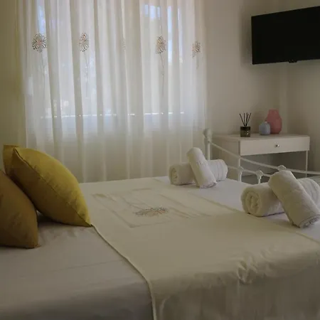 Chelona Apartment *