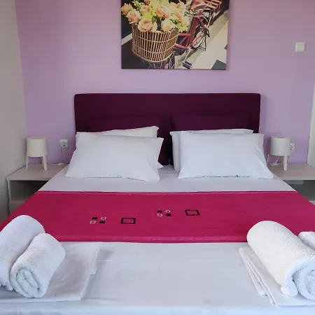 Chelona Apartment *